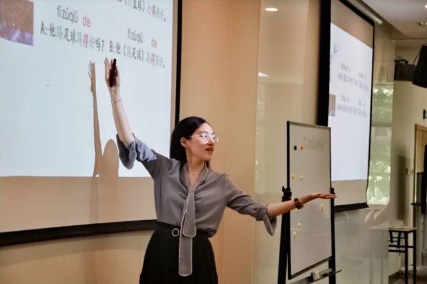 图片包含 人, 站, 女人, 前
描述已自动生成