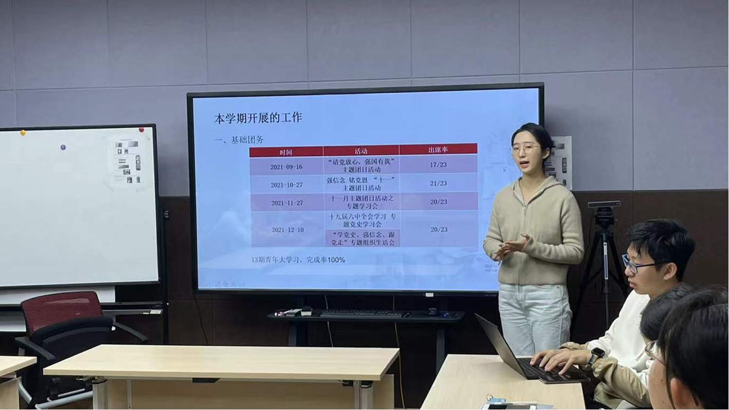 电脑前的人们
中度可信度描述已自动生成