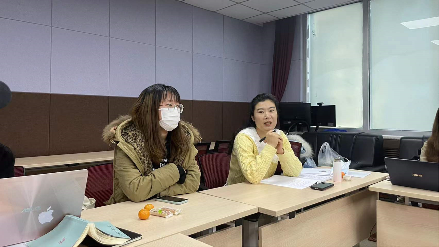 图片包含 室内, 桌子, 人, 女人
描述已自动生成