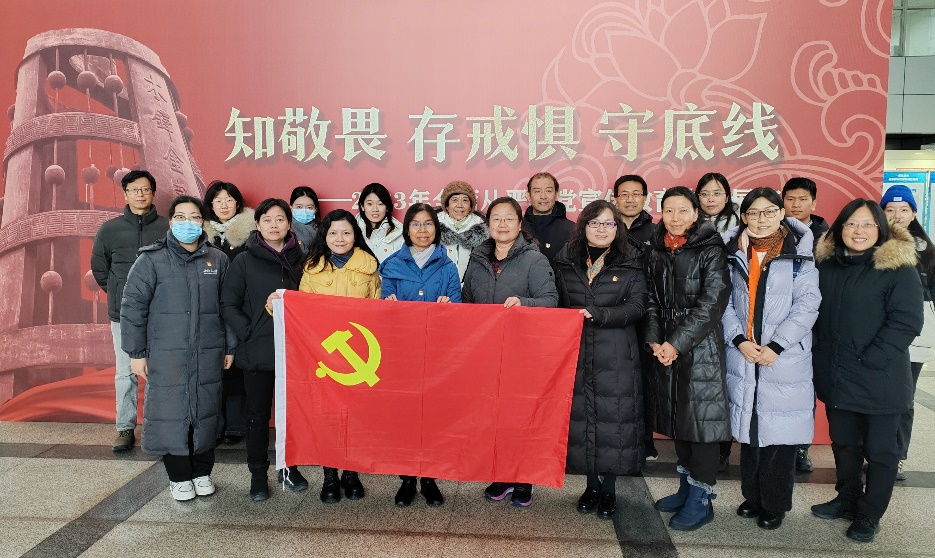 参观全面从严治党宣传教育专题展览现场照片1.png